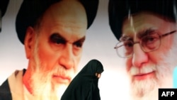 Великие аятоллы Рухолла Хомейни (слева) и Али Хаменеи (справа) на уличном плакате в Тегеране.