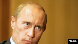 «Многие люди, которые прячутся от российского правосудия, давно вынашивают идею принести кого-то в жертву, чтобы создать волну антироссийских настроений в мире», - добавил Владимир Путин