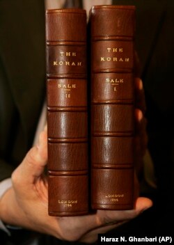 نرجمه دوجلدی قرآن متعلق به توماس جفرسون/ قرآنی که امروز در مراسم رسمی سوگند نمایندگان مسلمان کنگره آمریکا از آن استفاده می‌شود.