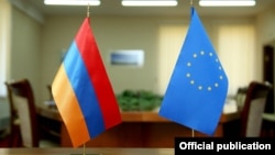 Armenia - Armenian and European Union flags displayed during negotiations in Yerevan, 4Nov2015.