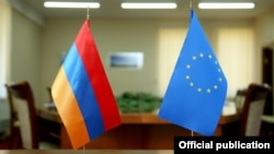 Armenia - Armenian and European Union flags displayed during negotiations in Yerevan, 4Nov2015.