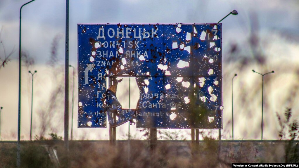 Бойовики заявили, що вибух і пожежа спричинені обстрілом з боку українських сил. Українська сторона ситуацію наразі не коментувала