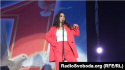 І луганську, і донецьку публіку розважала російська співачка Вікторія Дайнеко