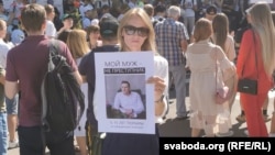 Katsyaryna Savitskaya eventually found her husband by showing his picture to protesters released by the police.