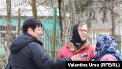 Valentina Ursu culegînd material pentru o emisiune la Rezina,