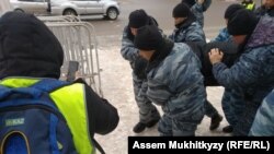 Полиция оппозиция шеруіне келген адамды ұстап, әкетіп барады. Нұр-Сұлтан, 22 ақпан 2020 жыл.