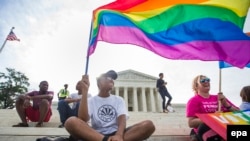 ЛГБТ-активисты у здания Верховного суда США незадолго до принятия решения о легализации однополых браков.