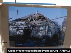 Стенд с фотографиями разрушенного дома Олега Рыбалкина