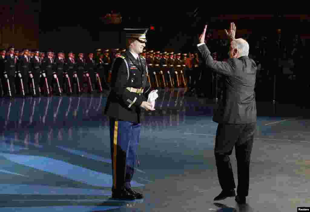 Dalja e Sekretarit amerikan të Mbrojtjes, Chuck Hagel, para trupave, gjatë një ceremonie lamtumire në Base Myer-Henderson Hall në Virxhinia.