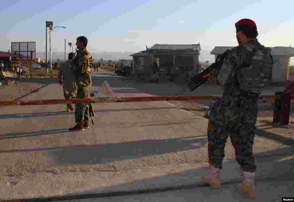 АВГАНИСТАН - Најмалку 20 авганистански полицајци загинаа, а најмалку четворица се ранети кога нивниот конвој беше нападнат од засега во западната провинција Фара, информираат властите. Талибанците ја презедоа одговорноста.