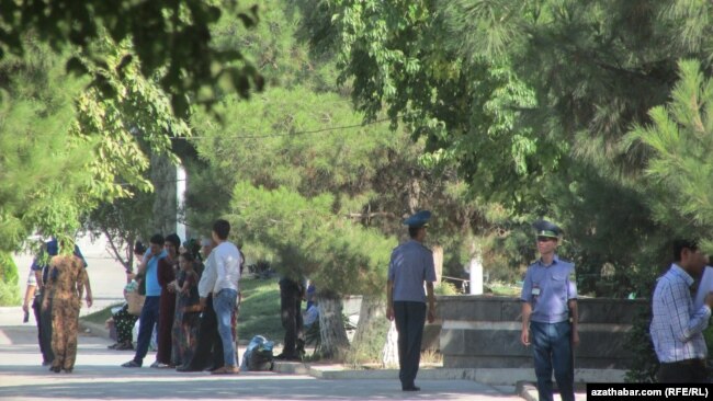 Сотрудники полиции Туркменистана на улице.
