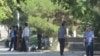 Türkmenistanyň köçeleriniň birinde duran polisiýa işgärleri we ýaşaýjylar (Arhiwden alnan illýustrasiýa suraty)