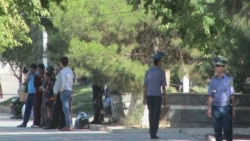 Türkmenistanyň köçeleriniň birinde duran polisiýa işgärleri we ýaşaýjylar (Arhiwden alnan illýustrasiýa suraty)