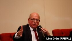 Джеймс Шерр на конференции в Кишиневе