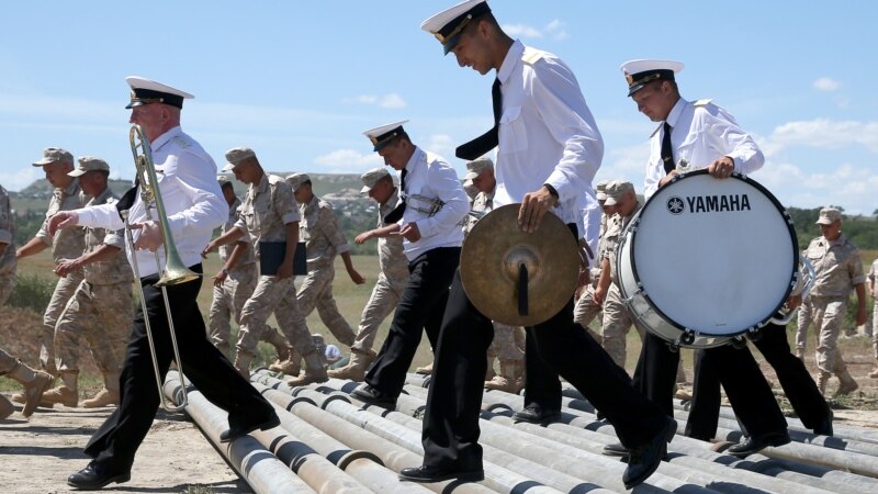 В Крыму российские военные запустили водовод под звуки оркестра | Крымское фото дня