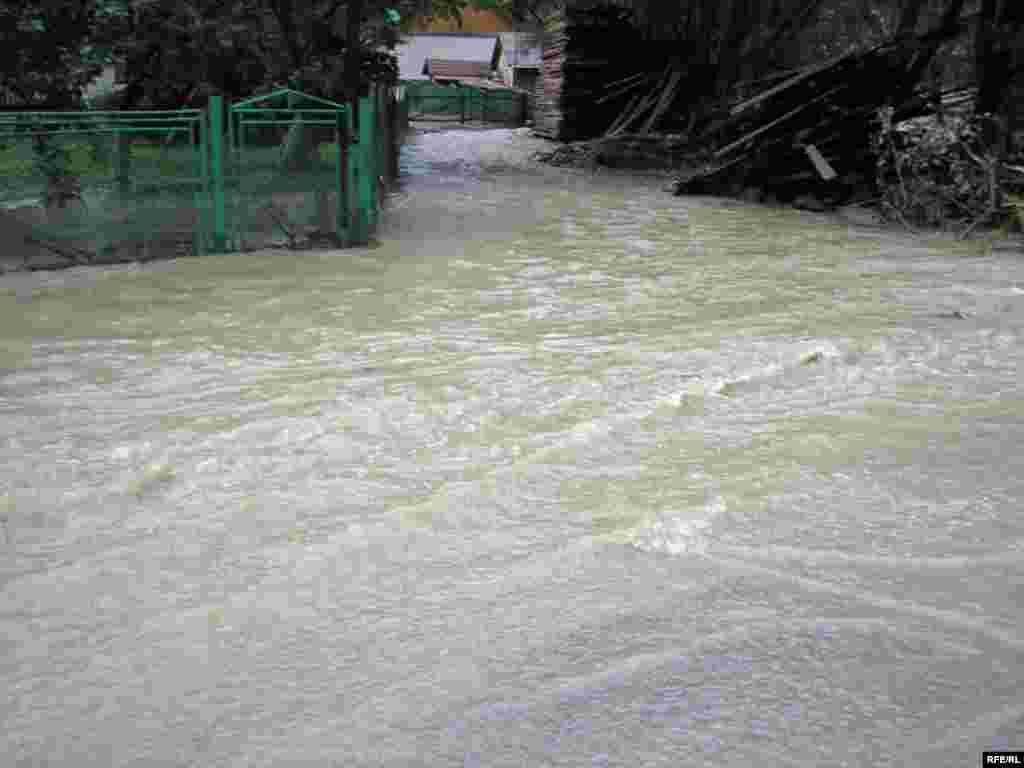 Ukraine -- Floods and torrential rains in Western Ukraine on July 23-26 are considered the most catastrophic in at least 100 years - Повені в Західній Україні 23–26 липня 2008 року називають найкатастрофічнішими принаймні за сто років. - Верховина, Івано-Франківська область, повінь, 25 липня 2008