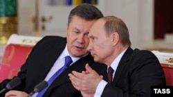 Украинаның сол кездегі президенті Виктор Янукович (сол жақта) Ресей президенті Владимир Путинмен сөйлесіп отыр. Мәскеу, 17 желтоқсан 2013 жыл.