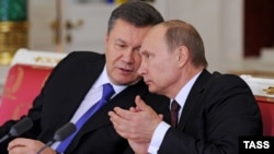 Президент Украины Виктор Янукович (слева) и президент России Владимир Путин. Москва, 17 декабря 2013 года.