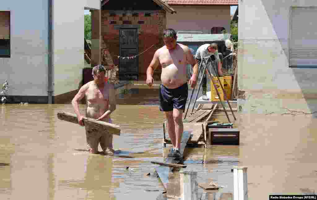 Bosnia-Herzegovina - flood, floods, flooding, Samac, 21May2014.