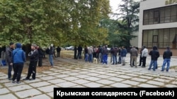 Кримчани чекають на рішення суду в Сімферополі, 9 жовтня 2017 року