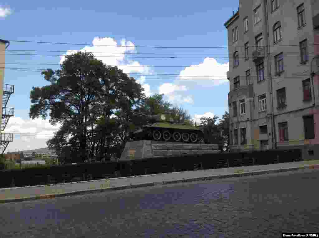 Памятник советскому танку на выезде из города