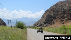 Чек арадагы Ак-Сай айылы менен Тажикстандын Ворух анклавынын ортосундагы жол, Баткен облусу.