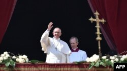 Папа римский Франциск выступает с посланием «Urbi et Orbi» («Городу и миру»).