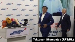 Сооронбай Жээнбеков баспасөз конференциясын өткізу үшін мінбеге жақындап келеді. Бішкек, 15 қазан 2017 жыл.