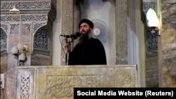 Presupusul lider al grupării Statul Islamic, Abu Bakr al-Baghdadi, la moscheea din Mosul (imagine publicată în 5 iulie 2014)