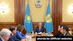 Президент Казахстана Касым-Жомарт Токаев на встрече со спикером сената, премьер-министром, председателем Конституционного совета и зампреда мажилиса, Нур-Султан, 8 апреля 2019 года. 