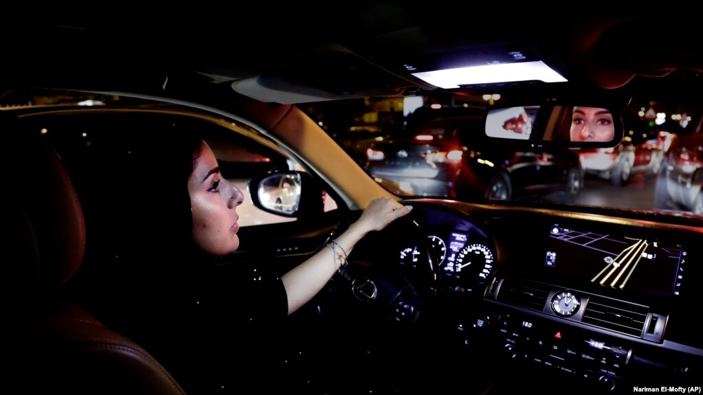 اولین رانندگی حِصه العجاجی، از کارمندان جدید بخش گردشگری عربستان، به مرکز شهر ریاض