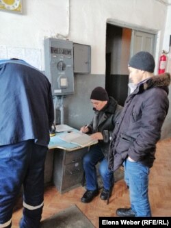 Жарықпен қамтамасыз ететін "Сакен и К" компаниясының жұмысшылары.
