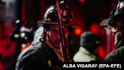 Архивска фотографија-пожарникарите во Њујорк се обидуваат да го изгаснат пожарот