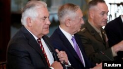 Birleşen Ştatlaryň Döwlet sekretary Reks Tillerson (Çepden birinji)