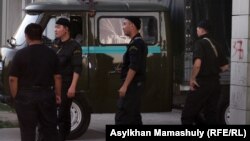 Сотрудники спецслужб после спецоперации в микрорайоне «Акселькент» в Алматы. 30 июля 2012 года.