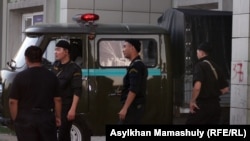 Алматыдағы арнайы операциялардың бірінде жүрген полиция арнайы жасағы (Көрнекі сурет).