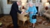 Boris Johnson, în momentul învestirii ca Prim Ministru, de către Regina Elisabeta a II-a 