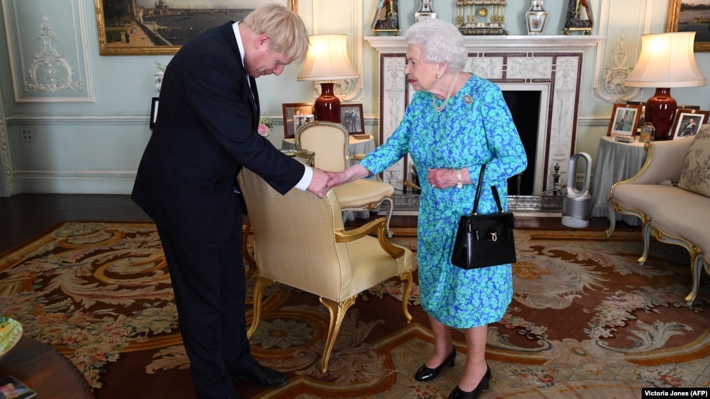  Кралица Елизабет приветства новоизбрания водач на Консервативната партия Борис Джонсън по време на визита в Бъкингамския замък, Лондон, 24 юли 2019 година 
