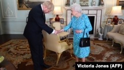 Boris Johnson, în momentul învestirii ca Prim Ministru, de către Regina Elisabeta a II-a 