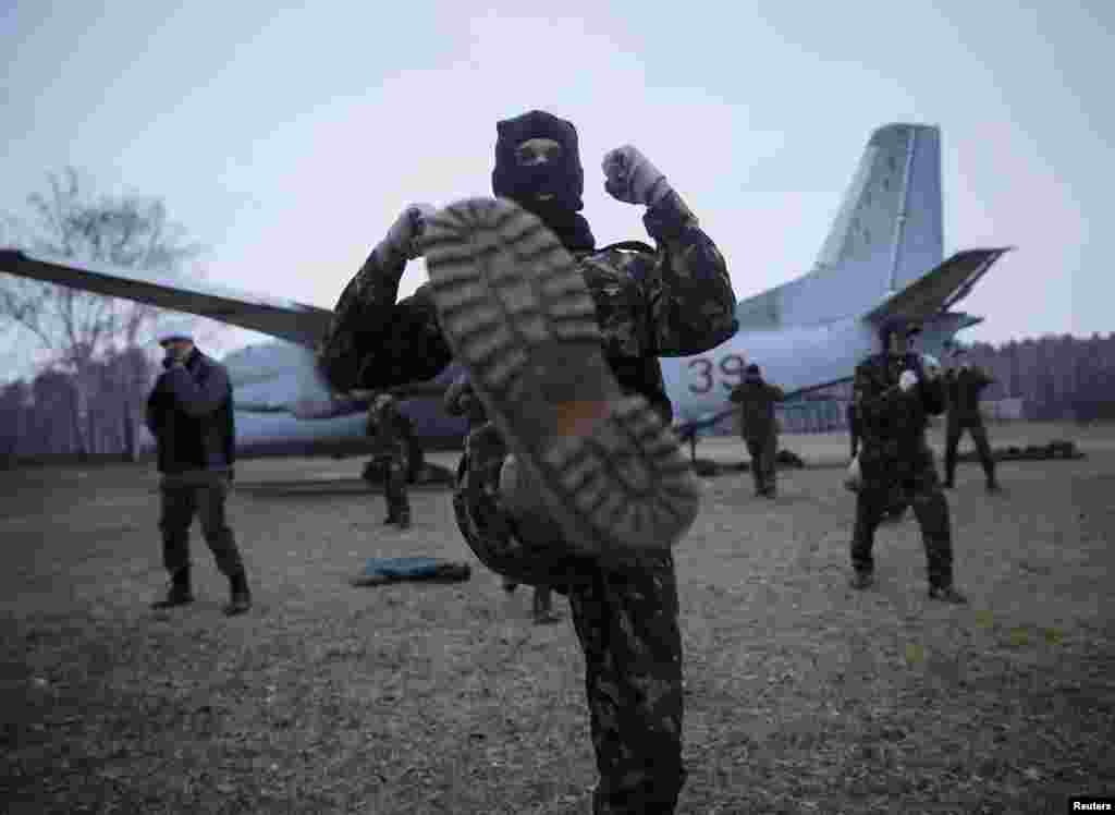 Members of a &quot;Maidan&quot; self-defense battalion take part in training at a Ukrainian Interior Ministry base near Kyiv on March 17. (Reuters/Gleb Garanich)