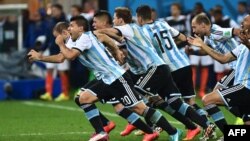 Argentinalik futbolchilar yarim finalda Hollandiya ustidan erishilgan g‘alabani nishonlashmoqda. San-Paulu, 9 iyul, 2014.