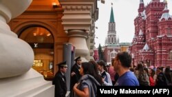 Эвакуированные из ГУМа посетители торгового центра. Москва, 13 сентября 2017 года.