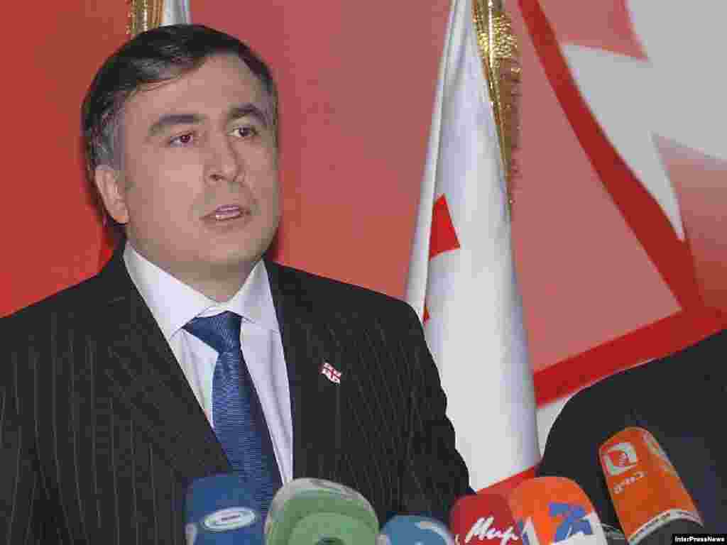 Михаил Саакашвили выступает на пресс-конференции. Тбилиси, 12 января 2008. (c) InterPressNews