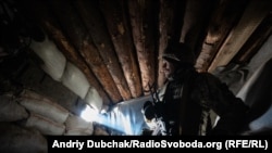 Українській військовий у бліндажі під шахтою Бутівка, що під Авдіївкою, грудень 2019 року
