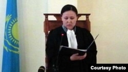 Судья Гүлмаржан Әділсұлтани полицейлерге қатысты сот үкімін оқып тұр. Ақтау, 28 мамыр 2012 жыл