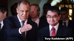 Sergei Lavrov (solda) və onun yaponiyalı həmkarı Taro Kono bundan əvvəl 2018-ci ilin iyulunda Moskvada görüşüblər