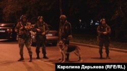Силовики дежурят на улице в Керчи на второй день после массового убийства в Керченском политехническом техникуме, 18 октября 2018 года