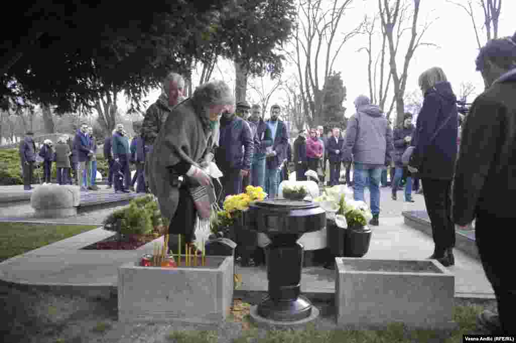 Predstavnici Demokratske stranke, u kojoj je Đinđić bio jedan od osnivača i predsednik od januara 1994. do ubistva, položili su vence na grob u Aleji zaslužnih građana na Novom groblju.