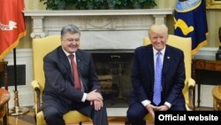 Прэзыдэнт Украіны Пятро Парашэнка (зьлева) і прэзыдэнт ЗША Дональд Трамп