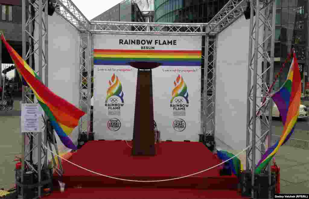 Радужный Олимпийский факел установлен на Потсдамской площади в знак протеста против преследования геев в путинской России 